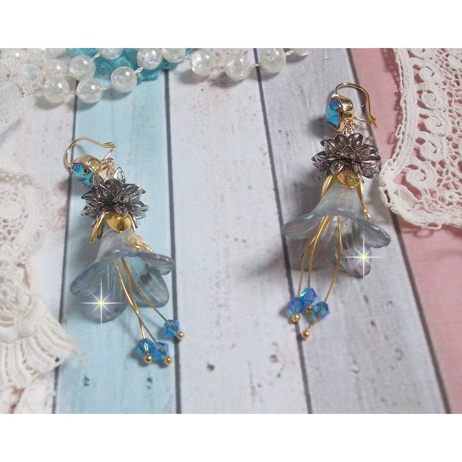 BO Sensations Gold and Blue skapt med håndmalte trompetblomster, krystaller, glassblomster og gullbelagt tilbehør.