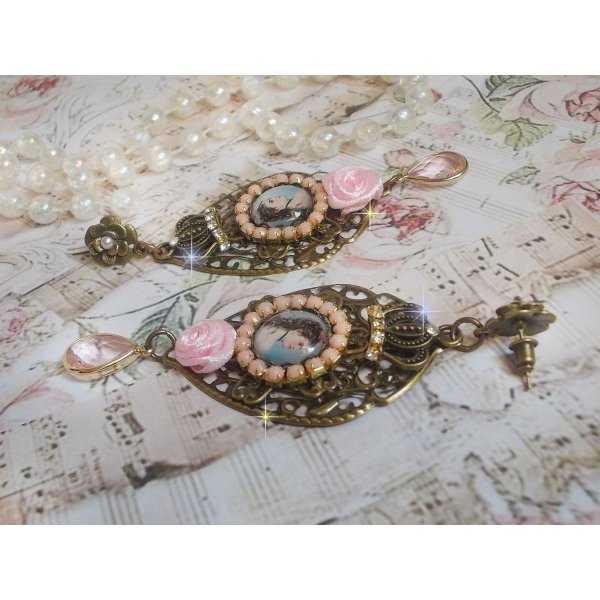 BO Sissi Empress laget med glassforst&oslash;rrende cabochoner som forestiller Sissi Empress, krystaller, glassperler, sm&aring; blomster og diverse tilbeh&oslash;r i bronsefarge.