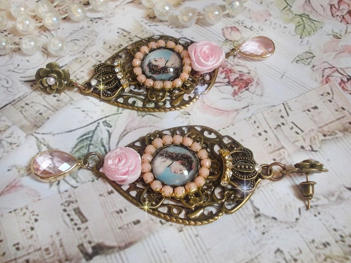 BO Sissi Empress laget med glassforstørrende cabochoner som forestiller Sissi Empress, krystaller, glassperler, små blomster og diverse tilbehør i bronsefarge.