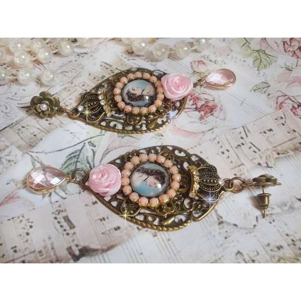 BO Sissi Empress laget med glassforst&oslash;rrende cabochoner som forestiller Sissi Empress, krystaller, glassperler, sm&aring; blomster og diverse tilbeh&oslash;r i bronsefarge.