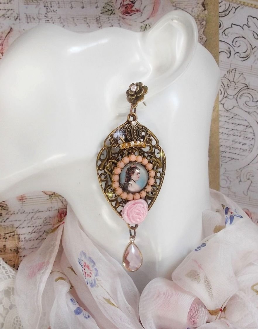 BO Sissi Empress laget med glassforstørrende cabochoner som forestiller Sissi Empress, krystaller, glassperler, små blomster og diverse tilbehør i bronsefarge.