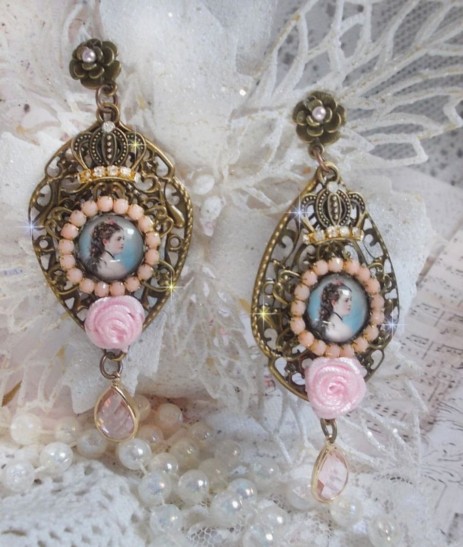 BO Sissi Empress laget med glassforstørrende cabochoner som forestiller Sissi Empress, krystaller, glassperler, små blomster og diverse tilbehør i bronsefarge.
