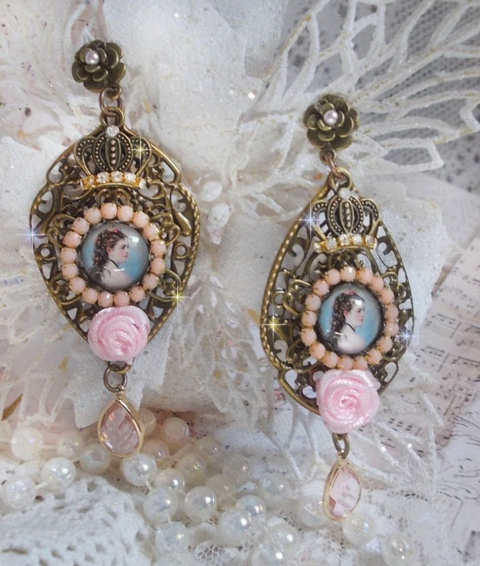 BO Sissi Empress laget med glassforstørrende cabochoner som forestiller Sissi Empress, krystaller, glassperler, små blomster og diverse tilbehør i bronsefarge.