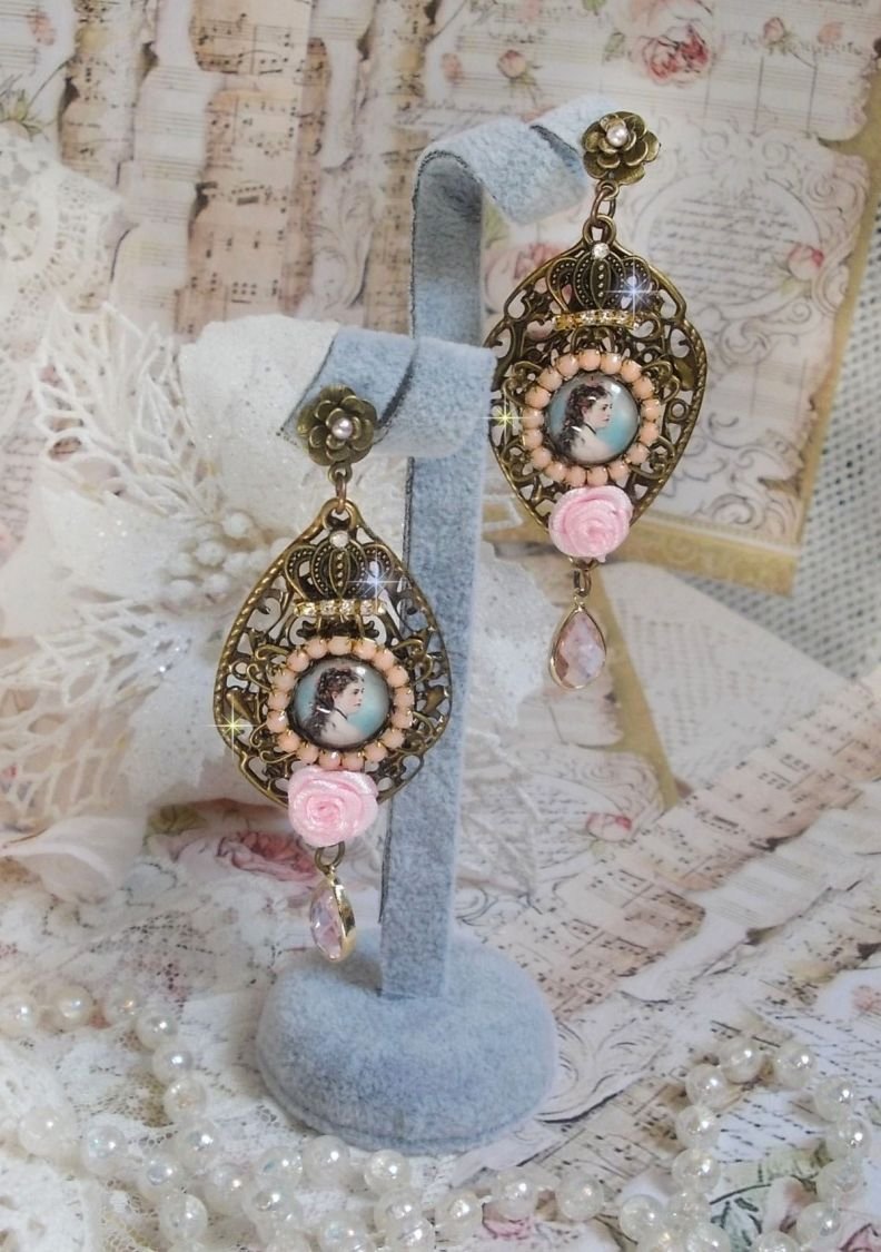 BO Sissi Empress laget med glassforstørrende cabochoner som forestiller Sissi Empress, krystaller, glassperler, små blomster og diverse tilbehør i bronsefarge.