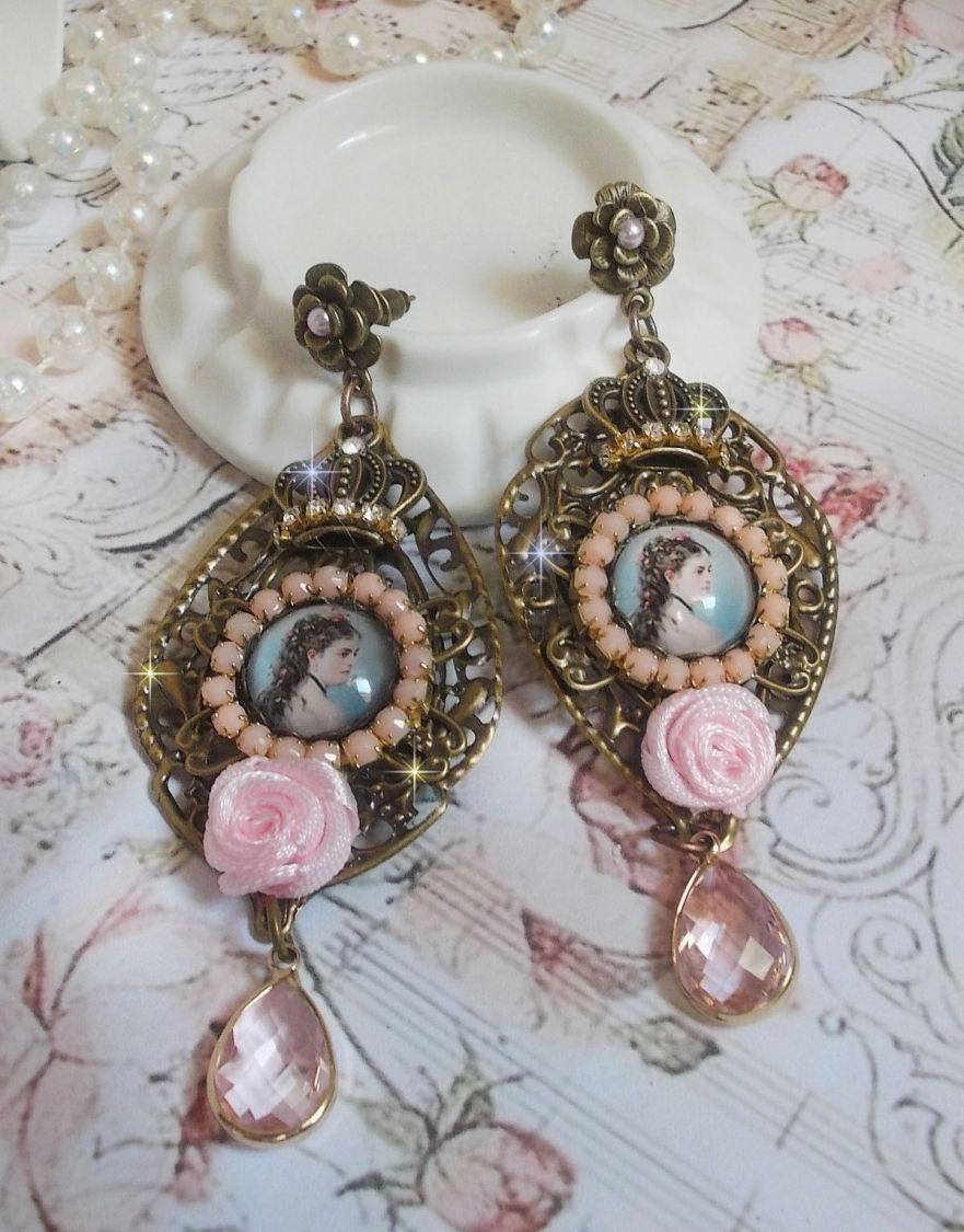 BO Sissi Empress laget med glassforstørrende cabochoner som forestiller Sissi Empress, krystaller, glassperler, små blomster og diverse tilbehør i bronsefarge.