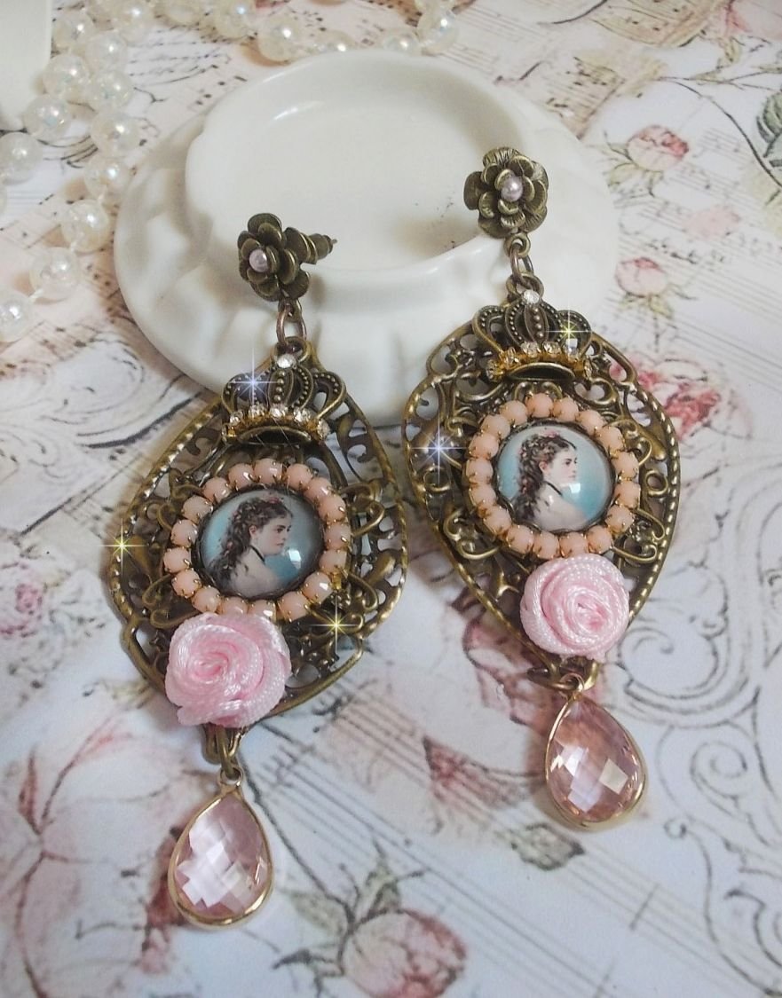 BO Sissi Empress laget med glassforstørrende cabochoner som forestiller Sissi Empress, krystaller, glassperler, små blomster og diverse tilbehør i bronsefarge.