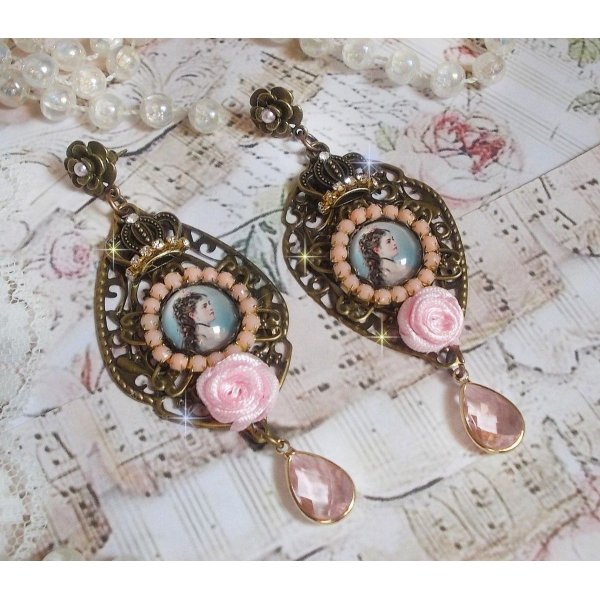 BO Sissi Empress laget med glassforst&oslash;rrende cabochoner som forestiller Sissi Empress, krystaller, glassperler, sm&aring; blomster og diverse tilbeh&oslash;r i bronsefarge.