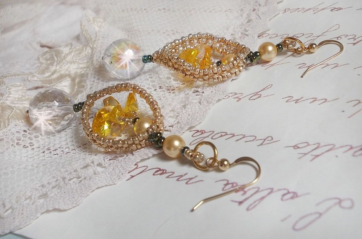 BO Bo'Soleil montert med Swarovski krystallhjerter, gullperleperler og 14 karat gullfylte ørekroker