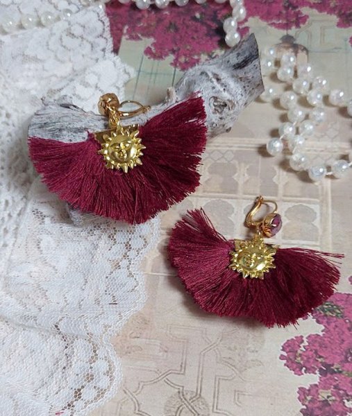 BO Soleil Dark Red mont&eacute;es avec pompons Bordeaux, pinces demi-lune, breloques et cabochons Cristal Swarovski