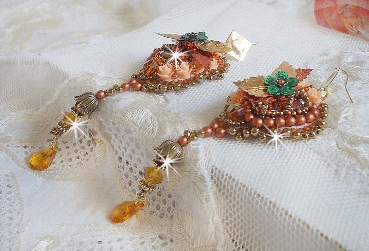 BO Souffle d'Automne chic Ethnisk brodert med Swarovski-krystaller, to bohemske glasscabochoner fra 1960-tallet, harpiksroser og frøperler