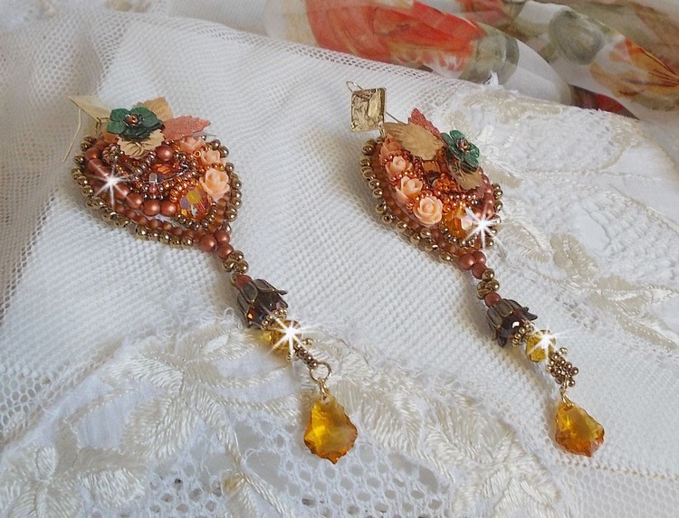 BO Souffle d'Automne chic Ethnisk brodert med Swarovski-krystaller, to bohemske glasscabochoner fra 1960-tallet, harpiksroser og frøperler