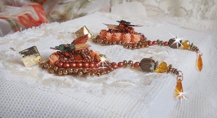 BO Souffle d'Automne chic Ethnisk brodert med Swarovski-krystaller, to bohemske glasscabochoner fra 1960-tallet, harpiksroser og frøperler