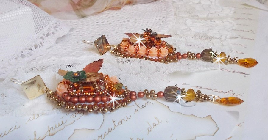 BO Souffle d'Automne chic Ethnisk brodert med Swarovski-krystaller, to bohemske glasscabochoner fra 1960-tallet, harpiksroser og frøperler