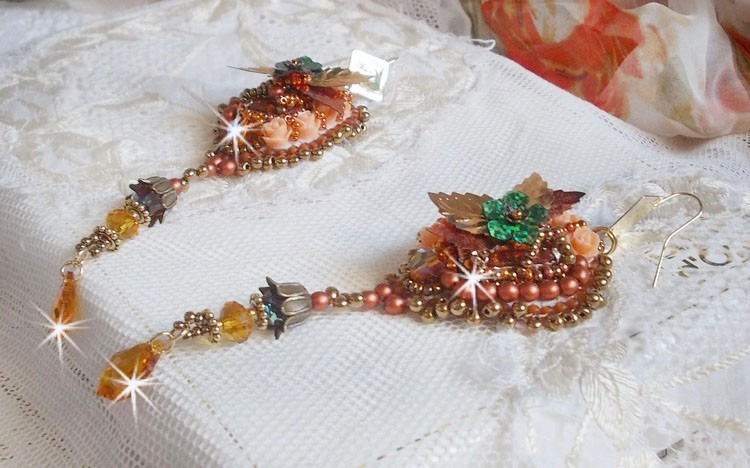 BO Souffle d'Automne chic Ethnisk brodert med Swarovski-krystaller, to bohemske glasscabochoner fra 1960-tallet, harpiksroser og frøperler