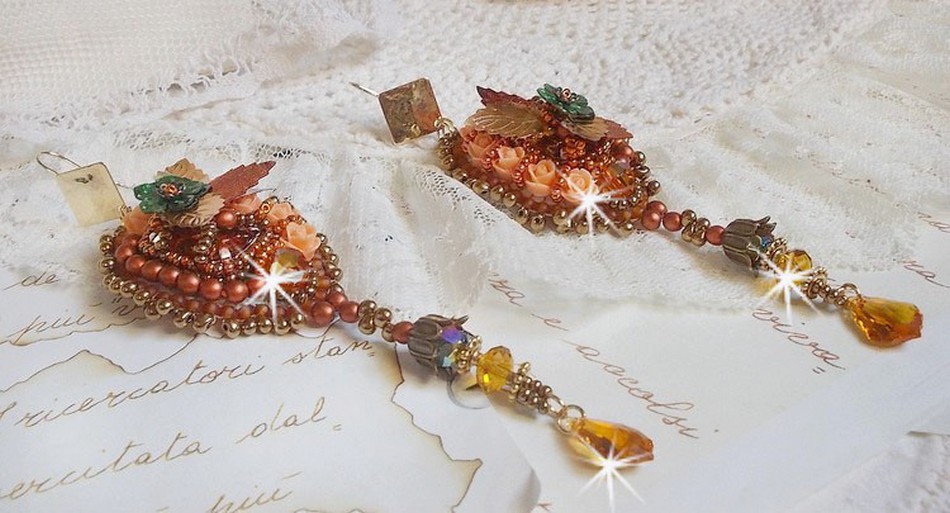 BO Souffle d'Automne chic Ethnisk brodert med Swarovski-krystaller, to bohemske glasscabochoner fra 1960-tallet, harpiksroser og frøperler