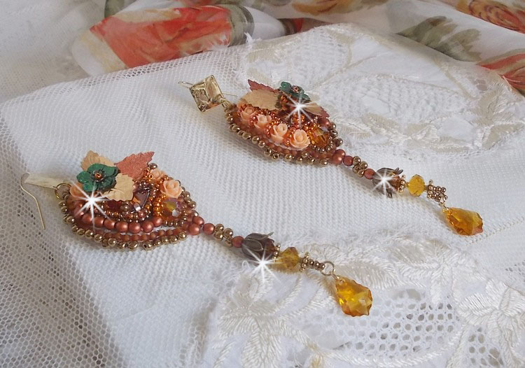 BO Souffle d'Automne chic Ethnisk brodert med Swarovski-krystaller, to bohemske glasscabochoner fra 1960-tallet, harpiksroser og frøperler