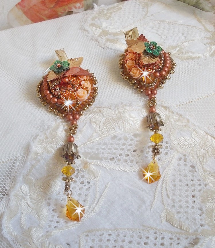BO Souffle d'Automne chic Ethnisk brodert med Swarovski-krystaller, to bohemske glasscabochoner fra 1960-tallet, harpiksroser og frøperler