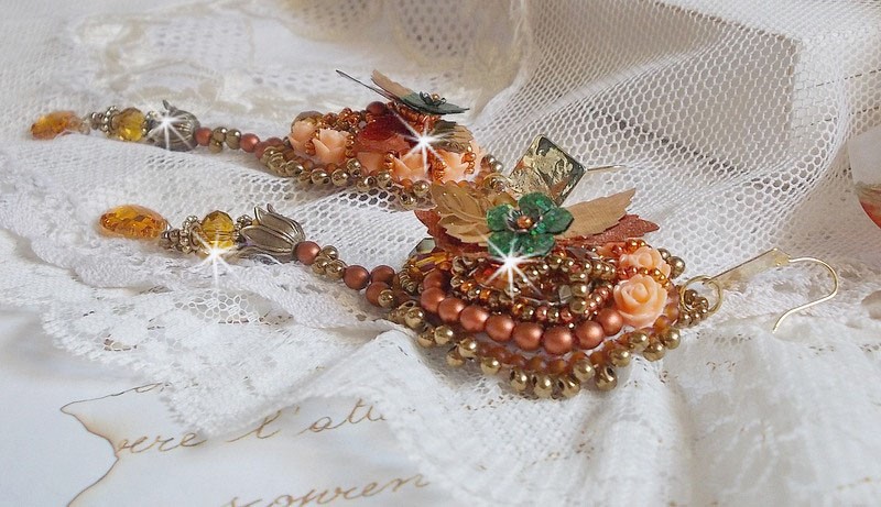 BO Souffle d'Automne chic Ethnisk brodert med Swarovski-krystaller, to bohemske glasscabochoner fra 1960-tallet, harpiksroser og frøperler
