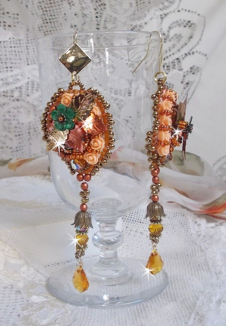 BO Souffle d'Automne chic Ethnisk brodert med Swarovski-krystaller, to bohemske glasscabochoner fra 1960-tallet, harpiksroser og frøperler