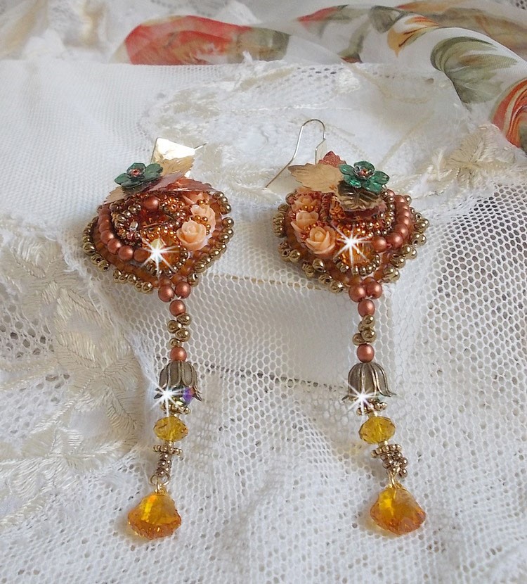 BO Souffle d'Automne chic Ethnisk brodert med Swarovski-krystaller, to bohemske glasscabochoner fra 1960-tallet, harpiksroser og frøperler