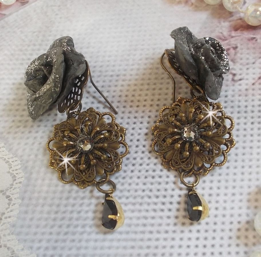 BO Steampunk Queen skapt med svarte porselensroser, Swarovski krystall cabochons, glassdråper og messingtilbehør