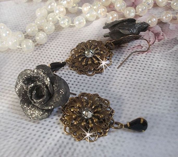 BO Steampunk Queen skapt med svarte porselensroser, Swarovski krystall cabochons, glassdr&aring;per og messingtilbeh&oslash;r
