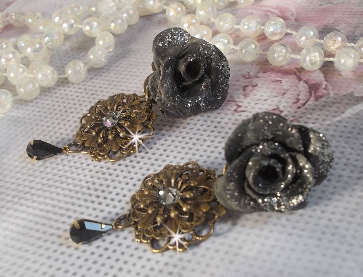 BO Steampunk Queen skapt med svarte porselensroser, Swarovski krystall cabochons, glassdråper og messingtilbehør
