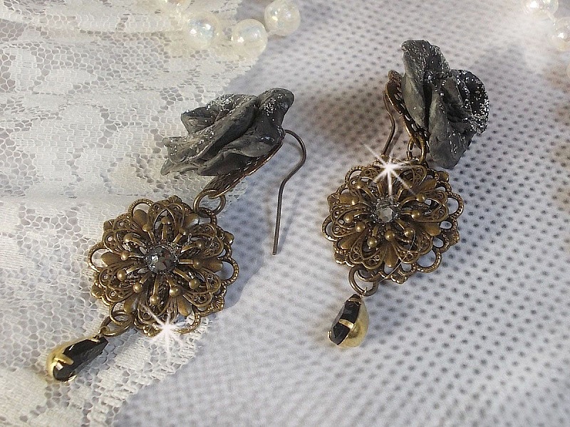 BO Steampunk Queen skapt med svarte porselensroser, Swarovski krystall cabochons, glassdr&aring;per og messingtilbeh&oslash;r