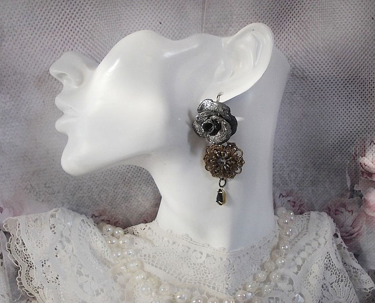 BO Steampunk Queen skapt med svarte porselensroser, Swarovski krystall cabochons, glassdr&aring;per og messingtilbeh&oslash;r