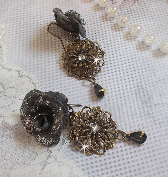 BO Steampunk Queen skapt med svarte porselensroser, Swarovski krystall cabochons, glassdr&aring;per og messingtilbeh&oslash;r
