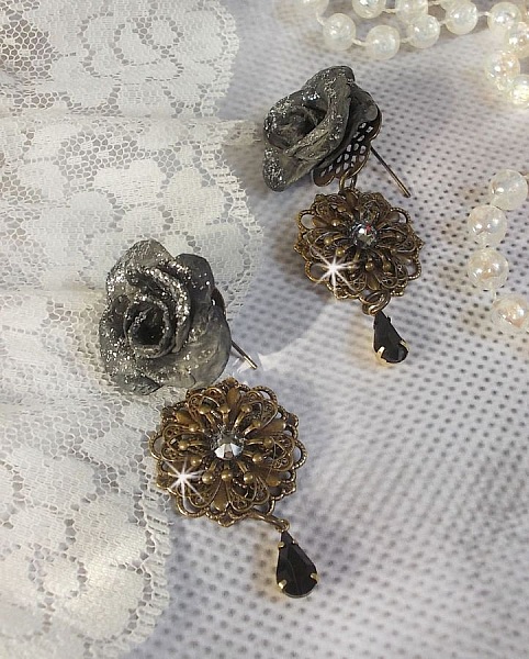 BO Steampunk Queen skapt med svarte porselensroser, Swarovski krystall cabochons, glassdr&aring;per og messingtilbeh&oslash;r