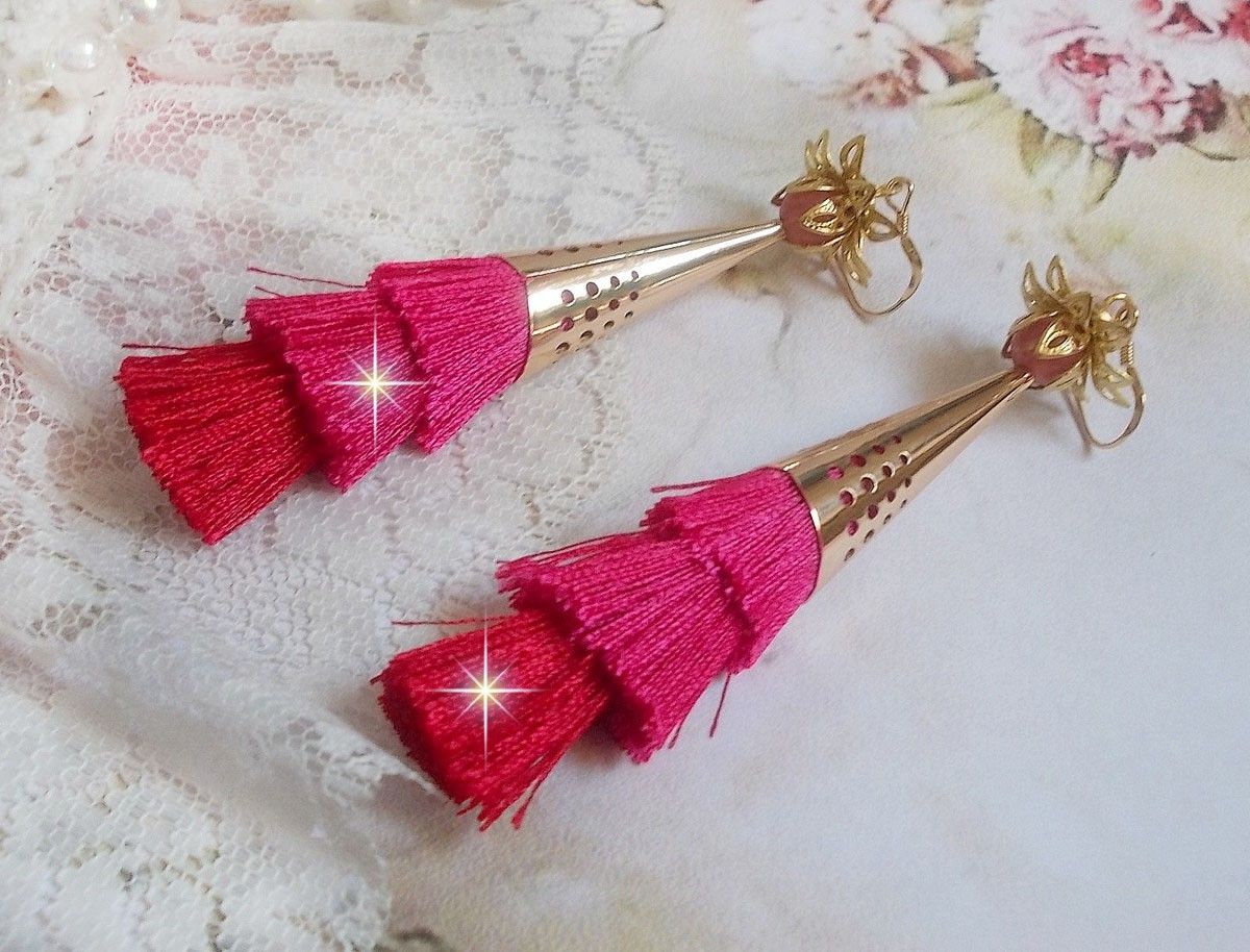 BO Stone laget med rosa, fuchsia og røde trippelpomponger, Quartz Strawberry, gullbelagt tilbehør og forskjellige