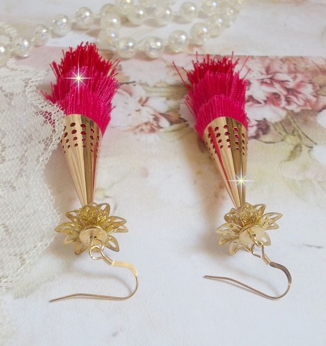 BO Stone laget med rosa, fuchsia og røde trippelpomponger, Quartz Strawberry, gullbelagt tilbehør og forskjellige