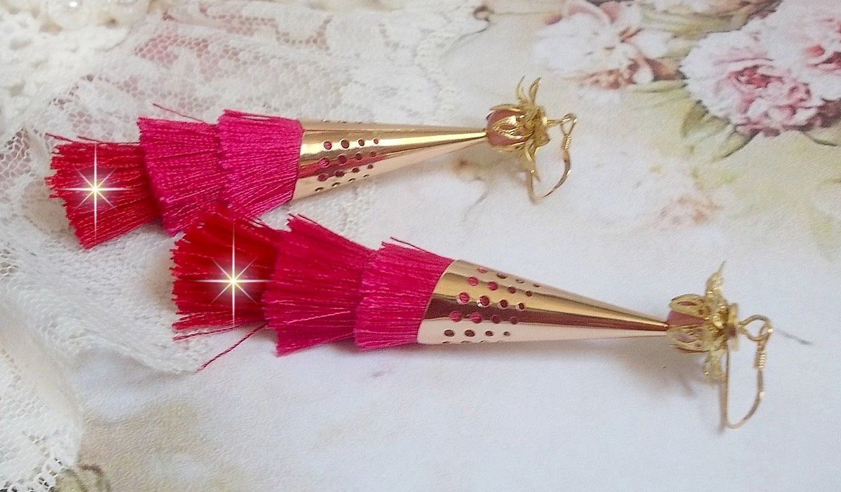 BO Stone laget med rosa, fuchsia og røde trippelpomponger, Quartz Strawberry, gullbelagt tilbehør og forskjellige