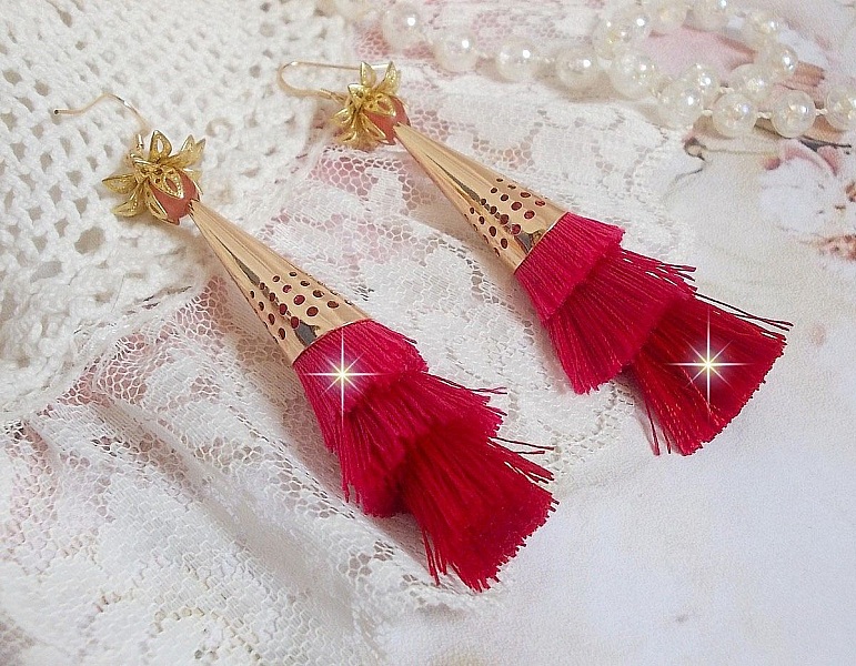 BO Stone laget med rosa, fuchsia og r&oslash;de trippelpomponger, Quartz Strawberry, gullbelagt tilbeh&oslash;r og forskjellige