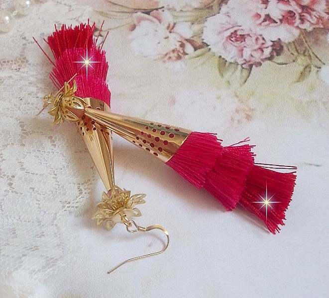 BO Stone laget med rosa, fuchsia og r&oslash;de trippelpomponger, Quartz Strawberry, gullbelagt tilbeh&oslash;r og forskjellige