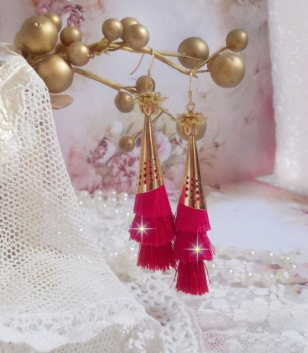 BO Stone laget med rosa, fuchsia og røde trippelpomponger, Quartz Strawberry, gullbelagt tilbehør og forskjellige