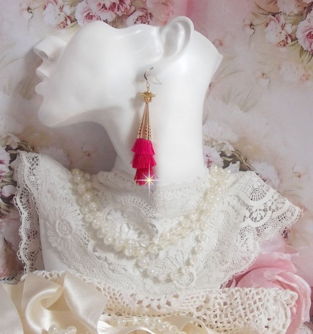 BO Stone laget med rosa, fuchsia og røde trippelpomponger, Quartz Strawberry, gullbelagt tilbehør og forskjellige