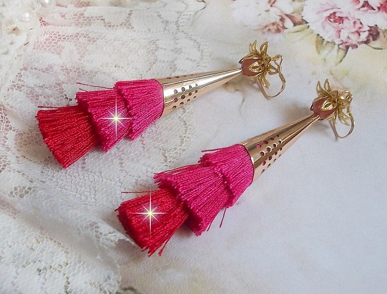 BO Stone laget med rosa, fuchsia og r&oslash;de trippelpomponger, Quartz Strawberry, gullbelagt tilbeh&oslash;r og forskjellige