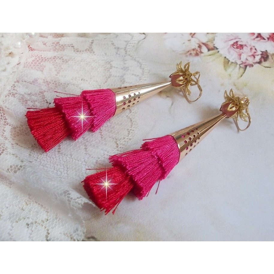BO Stone laget med rosa, fuchsia og røde trippelpomponger, Quartz Strawberry, gullbelagt tilbehør og forskjellige