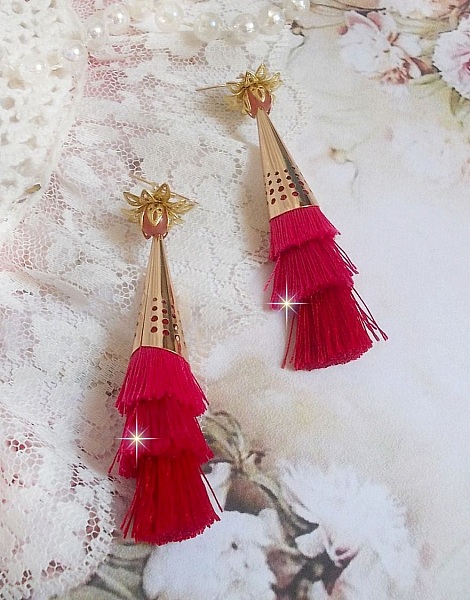 BO Stone laget med rosa, fuchsia og r&oslash;de trippelpomponger, Quartz Strawberry, gullbelagt tilbeh&oslash;r og forskjellige