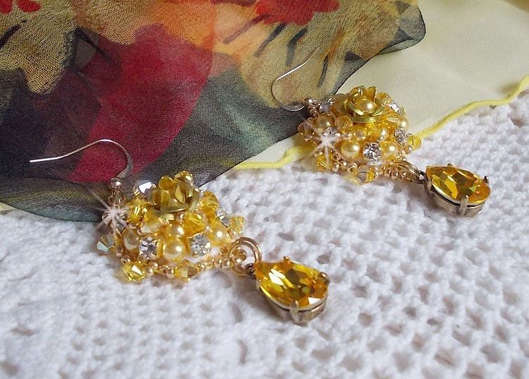 BO Sunflower Gold brodert med Swarovski-krystaller, metallroser og Miyuki frøperler