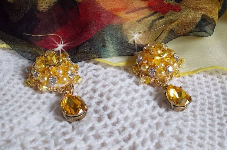 BO Sunflower Gold brodert med Swarovski-krystaller, metallroser og Miyuki frøperler