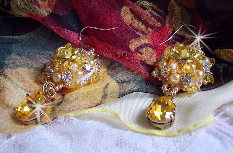 BO Sunflower Gold brodert med Swarovski-krystaller, metallroser og Miyuki frøperler