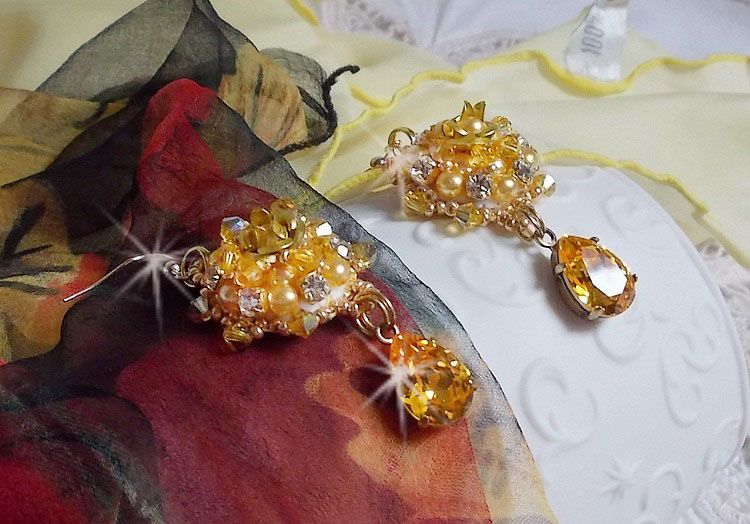 BO Sunflower Gold brodert med Swarovski-krystaller, metallroser og Miyuki frøperler