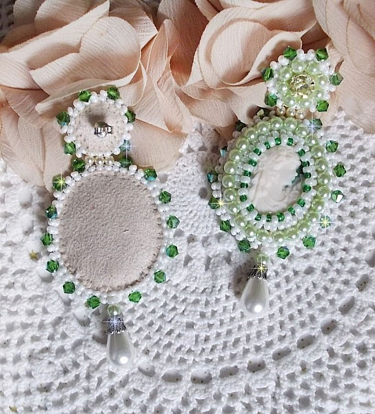 BO S&eacute;duction Charme victoriennes brod&eacute;es avec des cabochons fait main en r&eacute;sine portrait de femme