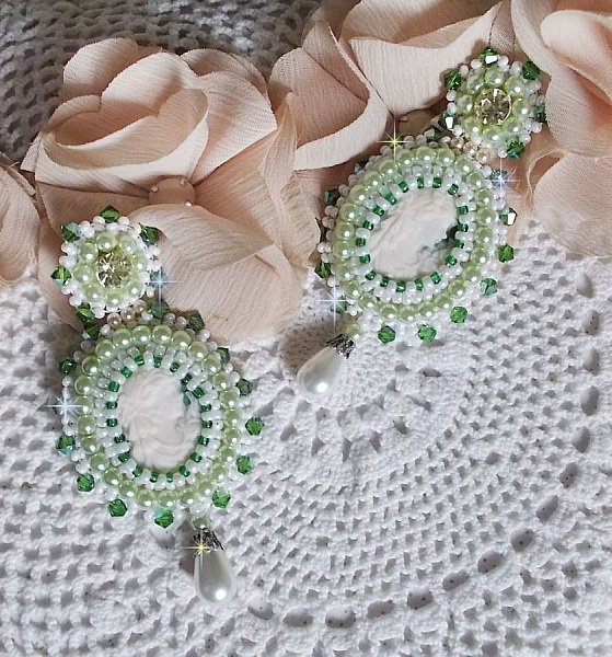 BO S&eacute;duction Charme victoriennes brod&eacute;es avec des cabochons fait main en r&eacute;sine portrait de femme