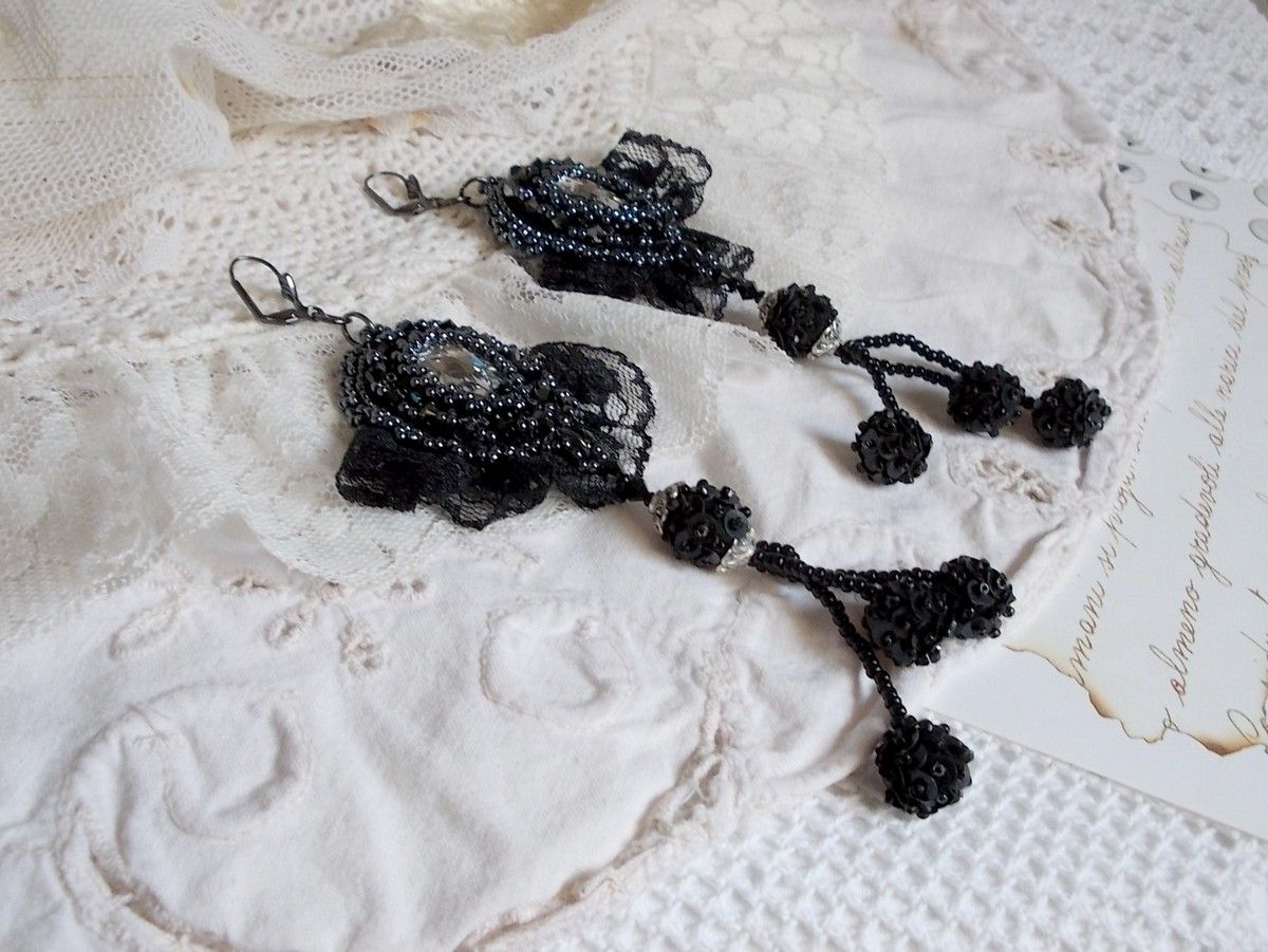 BO Kveldsklær brodert med Swarovski-krystaller, veldig gammel svart blonder, runde perler vevd med paljetter og frøperler