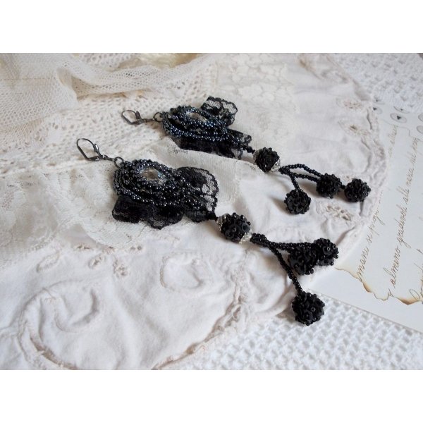 BO Kveldskl&aelig;r brodert med Swarovski-krystaller, veldig gammel svart blonder, runde perler vevd med paljetter og fr&oslash;perler