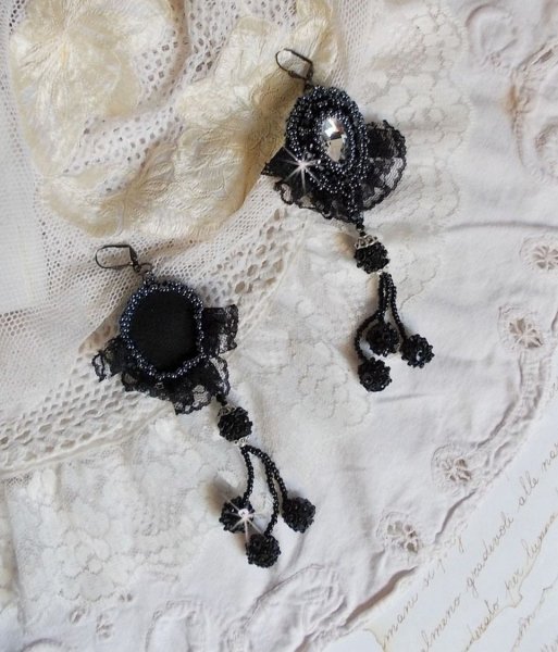 BO Kveldskl&aelig;r brodert med Swarovski-krystaller, veldig gammel svart blonder, runde perler vevd med paljetter og fr&oslash;perler